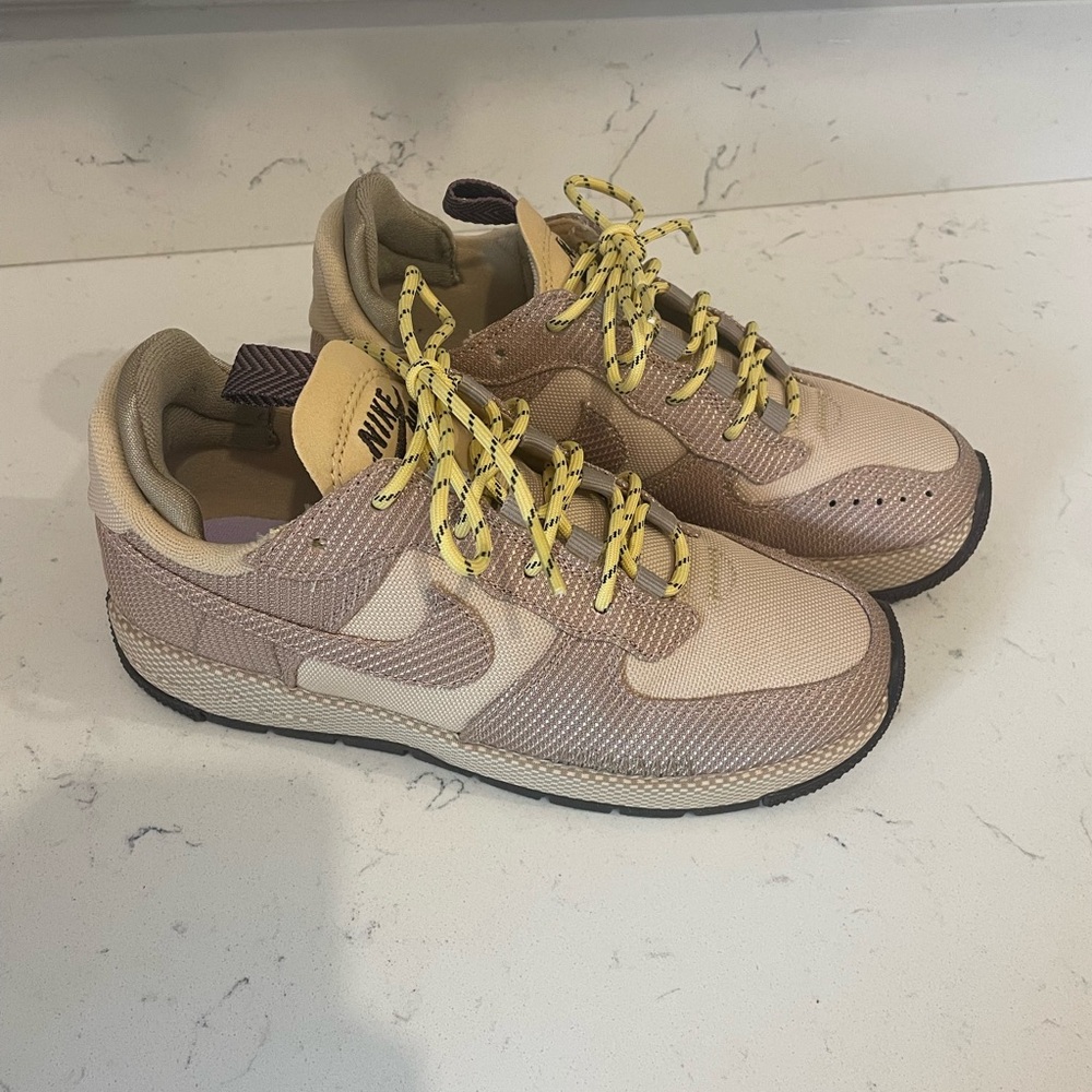 WOMEN'S NIKE AIR FORCE 1 WILD in
SESAME/BAROQUE BROWN